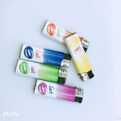 パーソナライズ可能なプラスチック製の使い捨て/再充填可能なタバコ点火器 喫煙/プレゼント/装飾用