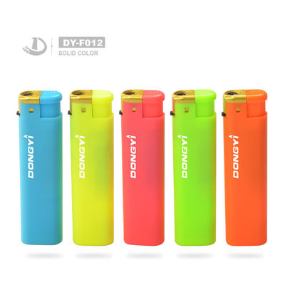 パーソナライズされたロゴとカスタマイズされた色 プラスチック素材のたばこ点火器